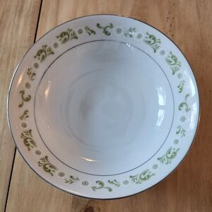 Vintage Royal Hostess Bridgit 370 Medium Bowl White & Green Discontunued